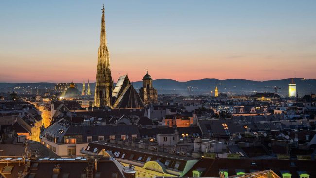 US On the way to Christmas markets in Vienna jacek dylag 524383 unsplash